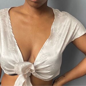 🌸Open Tie  Front Crop Top🌸